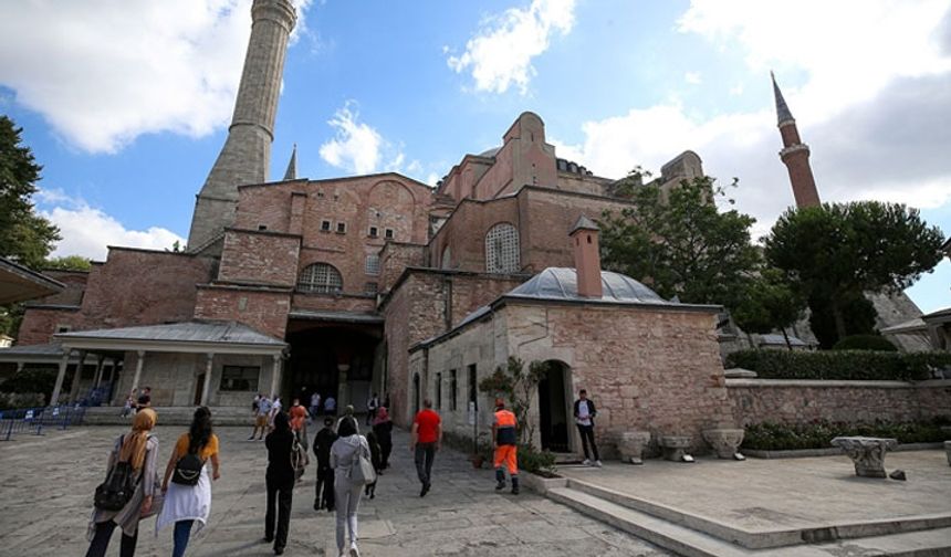 Ayasofya Camii yerli ve yabancı turistlerden büyük ilgi görüyor