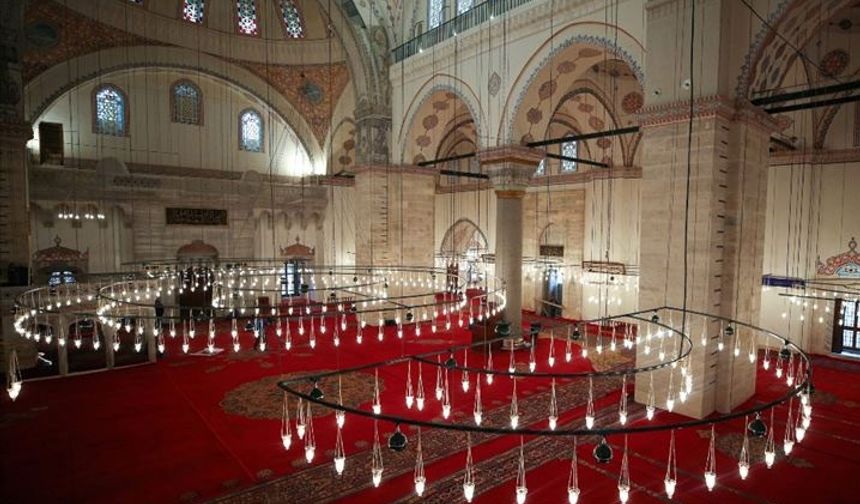 İstanbul'da 21 cami, Ayasofya Camii açılışına gelenlere hizmet için sabaha kadar açıldı
