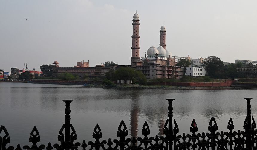 Hindistan'ın en büyük camii Taj-ul-Masjid