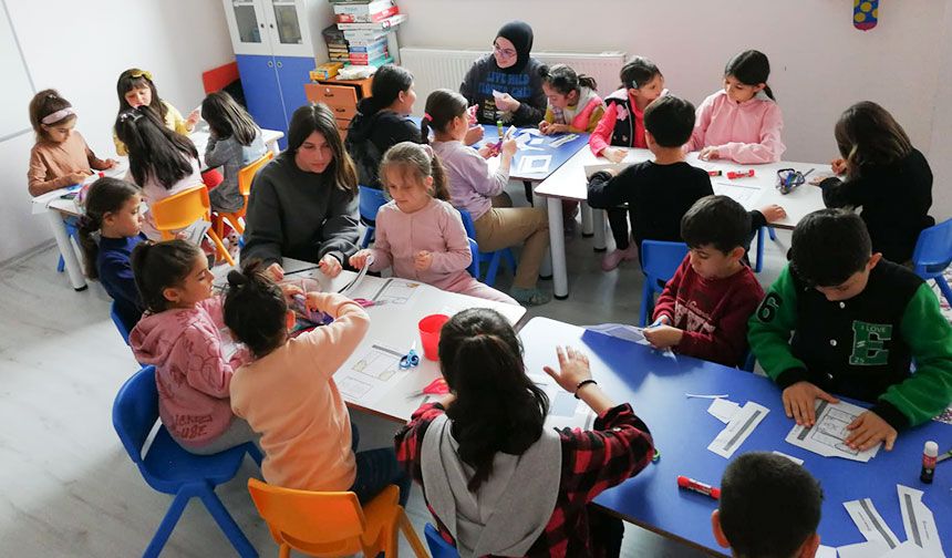 Saraykent'te çocuklar hem Kur'an öğreniyor hem de okul derslerine çalışıyor