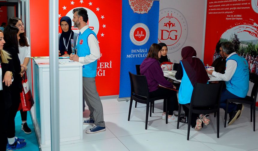 Denizli'de müftülük standına gençlerden yoğun ilgi