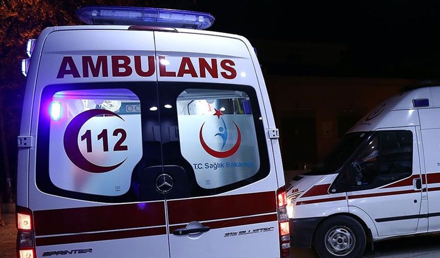 Kars'ta ambulans ile otomobil çarpıştı, sağlık görevlileri yaralandı