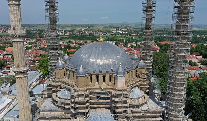 Selimiye Camii'nin ana kubbe aleminin montajı tamamlandı
