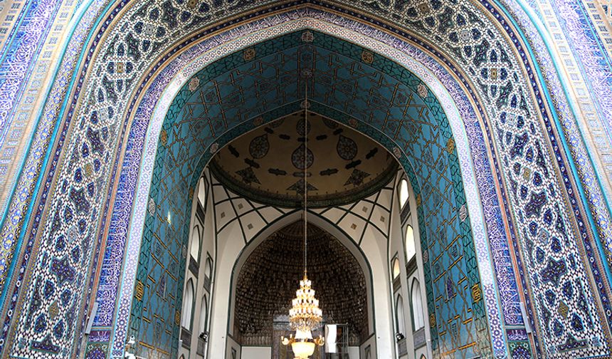 İran'daki tarihi Gevher Şad Camisi farklı mimarisiyle dikkati çekiyor