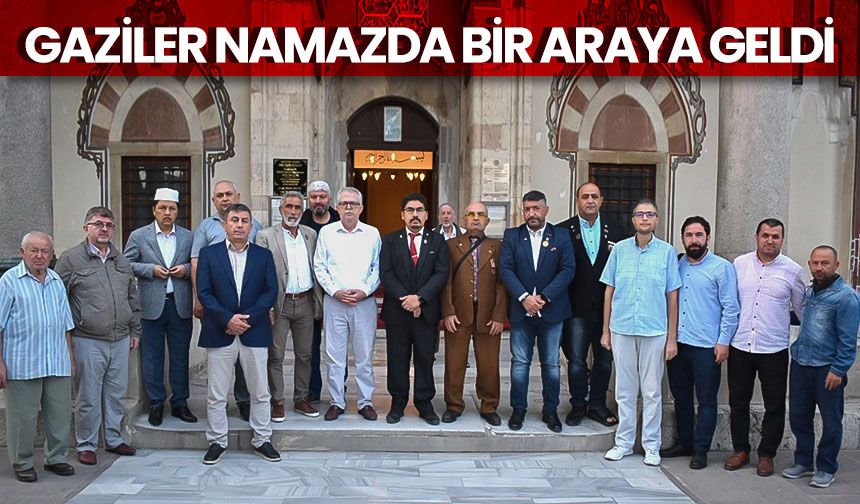 Gaziler namazda bir araya geldi