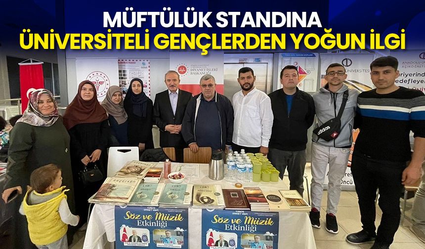 Müftülük standına üniversiteli gençlerden yoğun ilgi