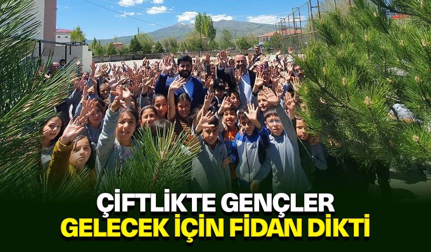 Çiftlikte gençler, gelecek için fidan dikti