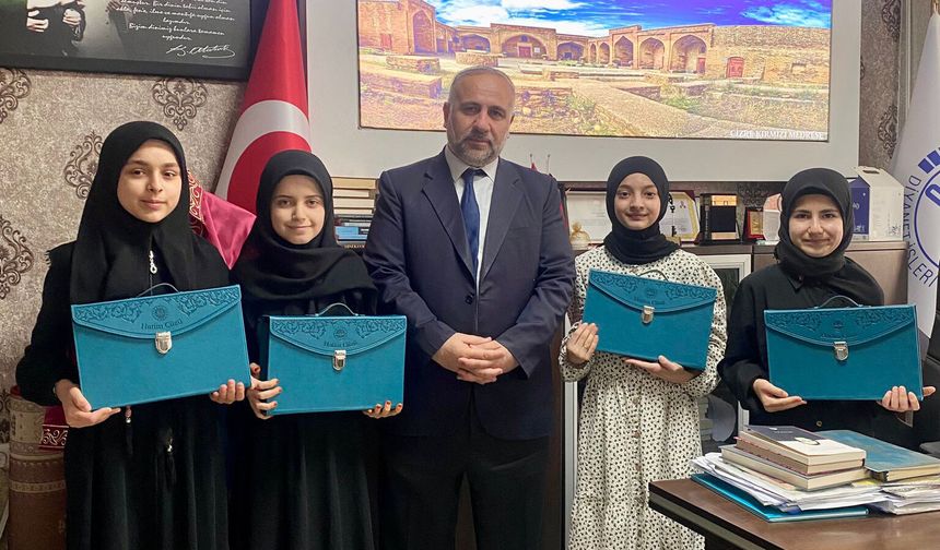 Cizre'de 4 öğrenci 8 ayda hafız oldu