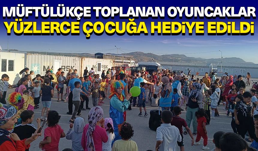 Müftülükçe toplanan oyuncaklar yüzlerce çocuğa hediye edildi