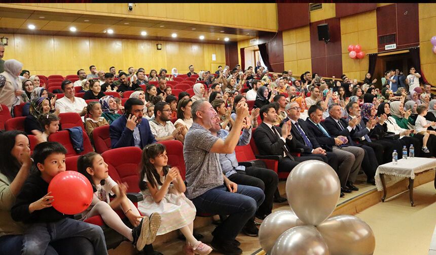 Tunceli'de minikler ve aileleri yıl sonu heyecanı yaşadı