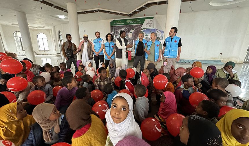 Türkiye'den gelen hayırseverler yardımlarıyla Etiyopyalı yetimleri sevindirdi