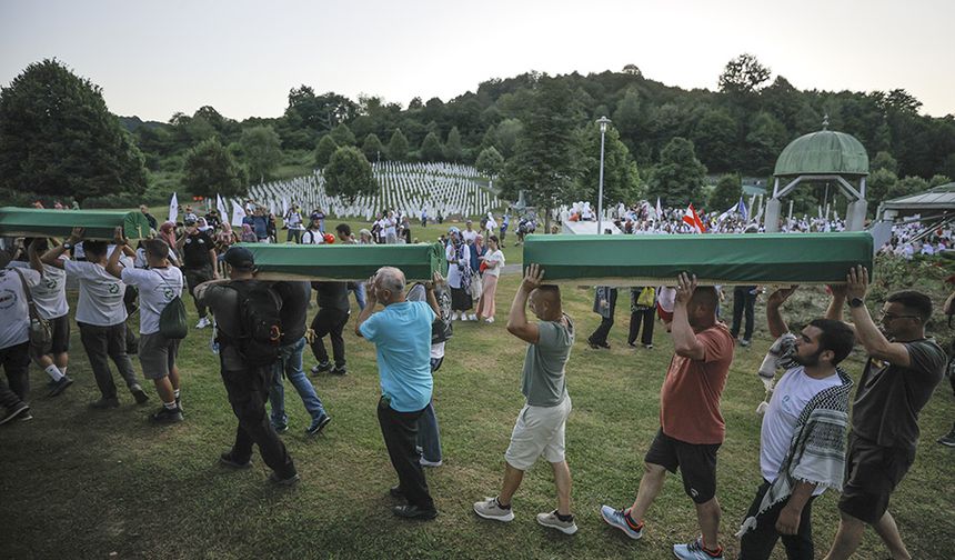 Srebrenitsa soykırımında katledilen 14 kurbanın cenazeleri defnedileceği anıt mezarlığa taşındı