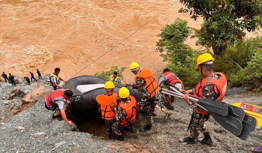 Nepal'de iki ayrı kazada otobüslerin nehre yuvarlanması sonucunda toplam 62 kişi kayboldu