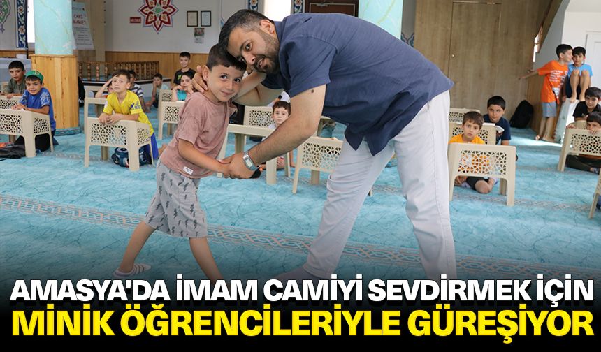 Amasya'da imam camiyi sevdirmek için minik öğrencileriyle güreşiyor