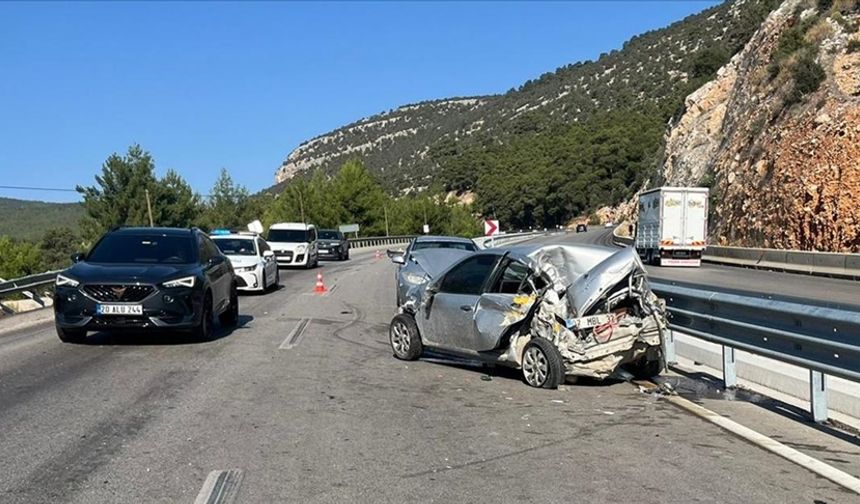 Antalya'da üç aracın karıştığı kazada 1 kişi öldü, 1 kişi yaralandı