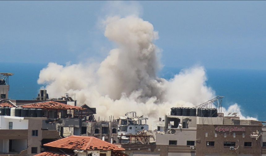 Katil İsrail, Gazze'nin batısına yoğun hava saldırıları düzenledi