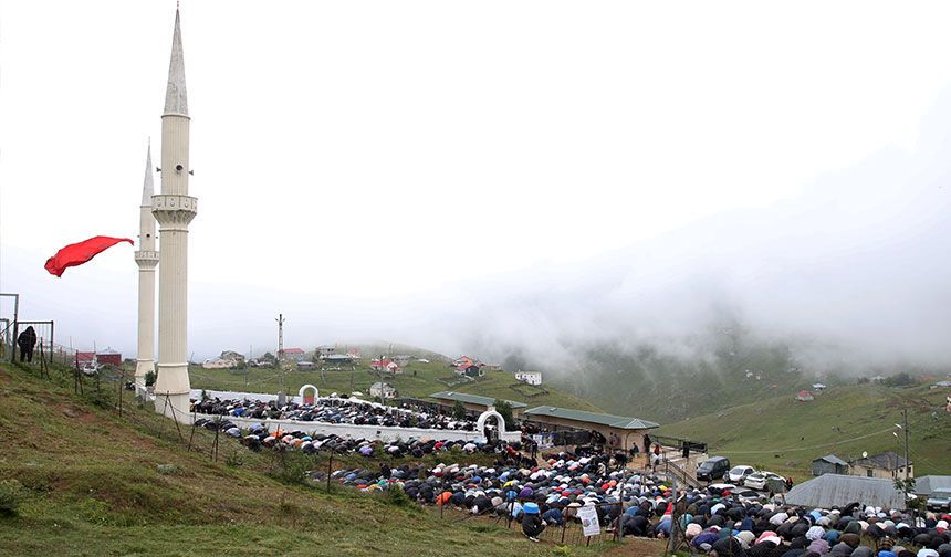 Üstü açık tarihi camide cuma namazı kılındı