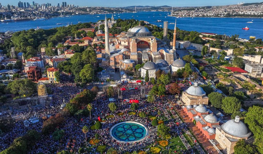 AYASOFYA'DA YANKILANAN EZAN İSLAM TOPLUMLARI İÇİN DİRİLİŞ MUŞTULAMAKTADIR