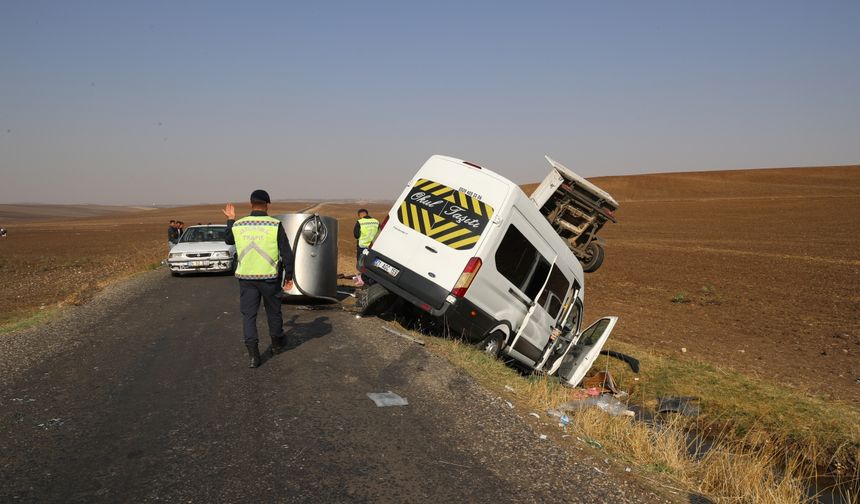 Diyarbakır'da 3 aracın karıştığı kazada, 15'i öğretmen 17 kişi yaralandı