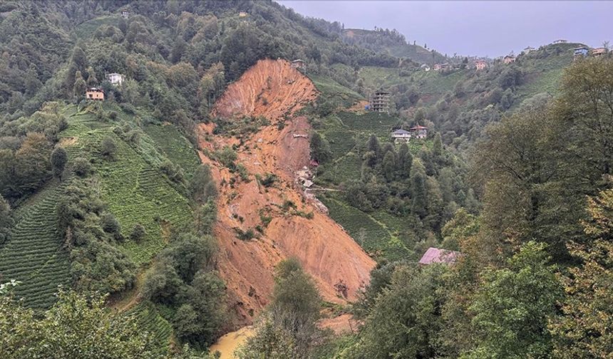 Rize'de heyelan sonucu 2 ev toprak altında kaldı