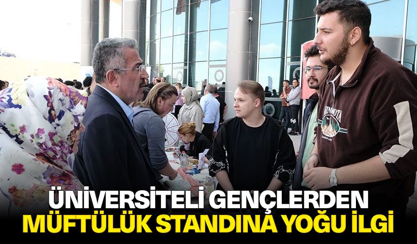 Üniversiteli gençlerden müftülük standına yoğu ilgi