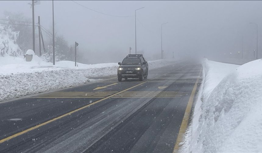 Bolu Dağı'nda kar yağışı devam ediyor