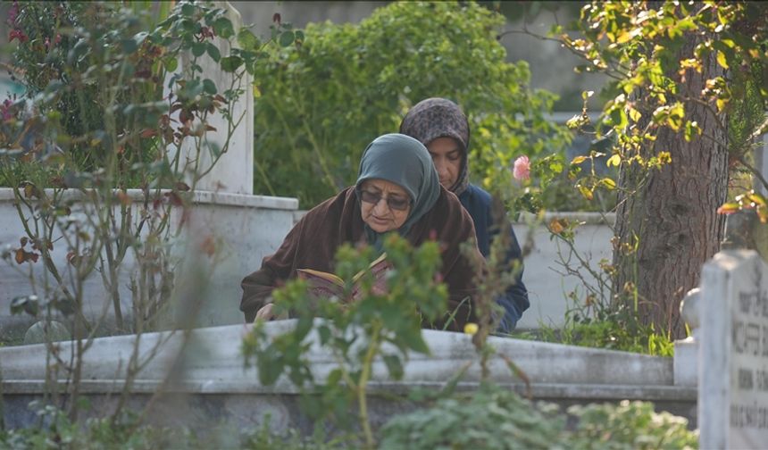 Düzce Depremi'nde vefat edenler mezarları başında anıldı