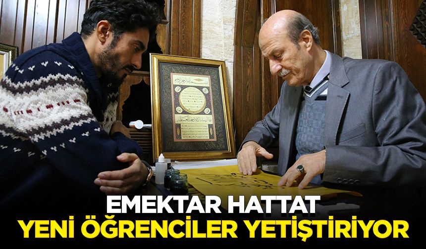 Kamış kalemi elinden düşürmeyen emektar hattat, yeni öğrenciler yetiştiriyor