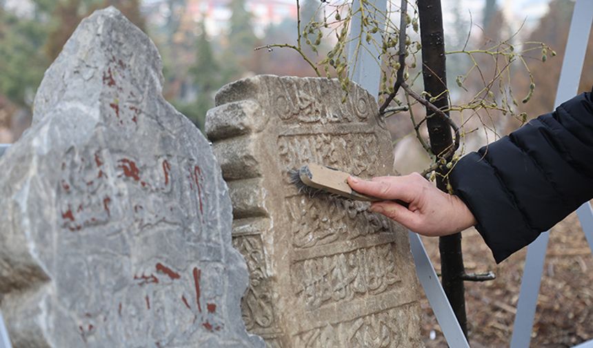 Konya'da koruma altındaki Selçuklu mezarında mezar taşları restore ediliyor