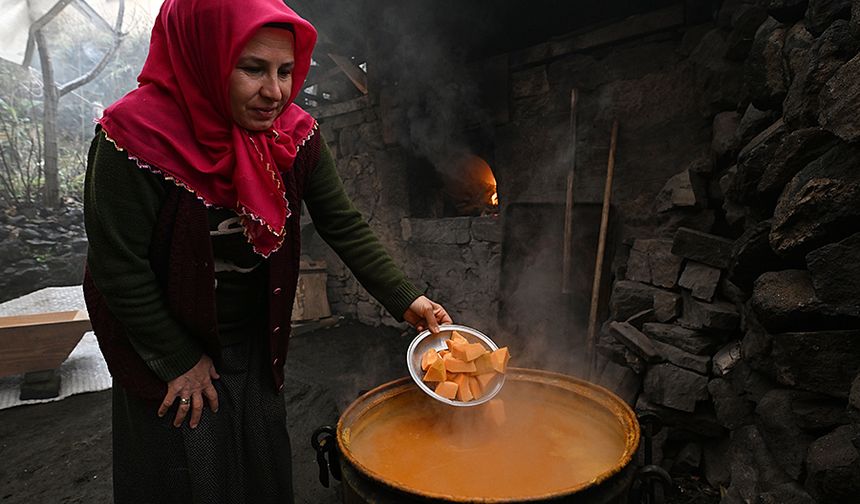 Köydekiler Köşeli ailesinin pişirip dağıttığı bal kabaklı mısır ekmeğini bekliyor