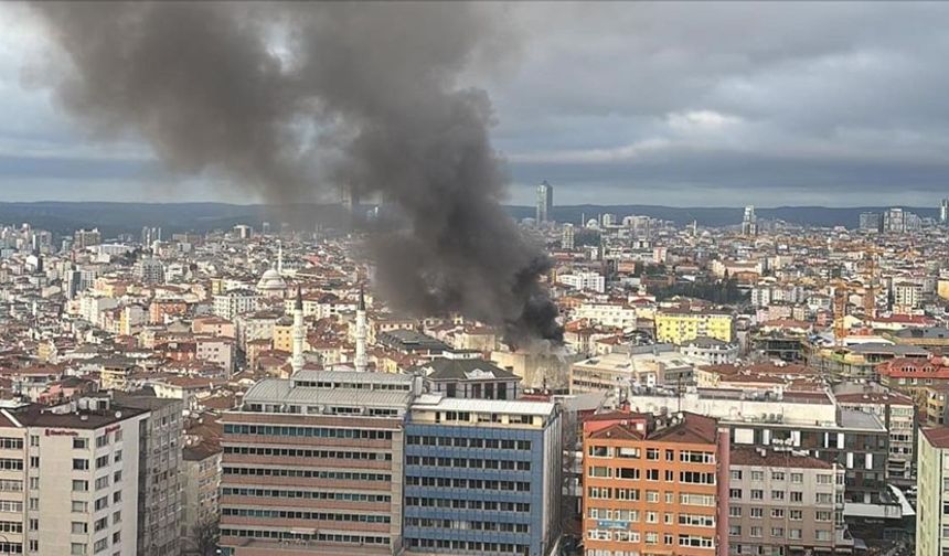 Şişli'de yıkım işlemi yapılan binada çıkan yangına müdahale ediliyor