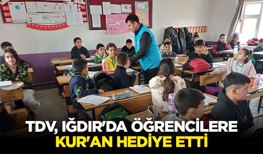 TDV, Iğdır'da öğrencilere Kur'an hediye etti