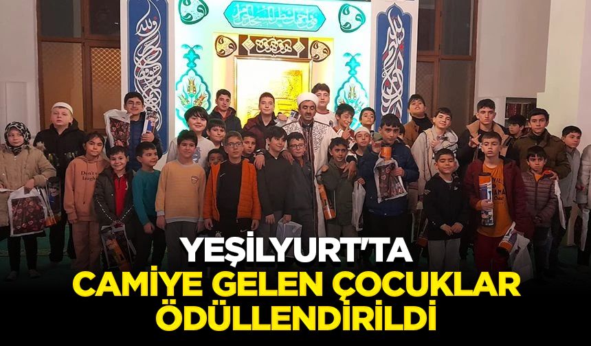 Yeşilyurt'ta camiye gelen çocuklar ödüllendirildi