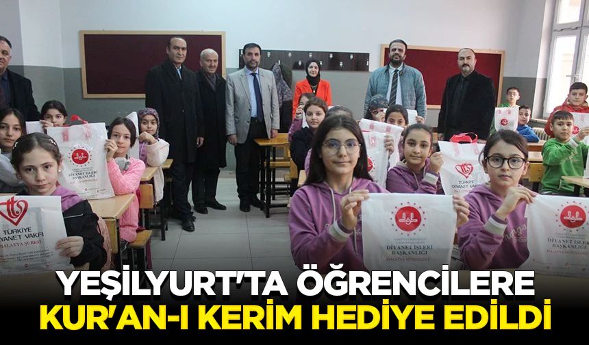 Yeşilyurt'ta öğrencilere Kur'an-ı Kerim hediye edildi