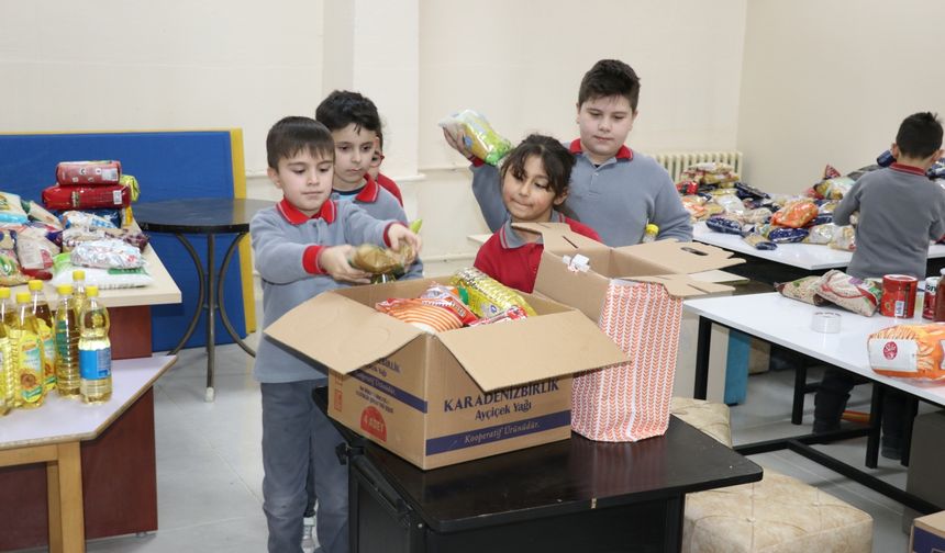 Amasya'da ilkokul öğrencileri harçlıklarıyla ihtiyaç sahipleri için ramazan kolisi hazırladı