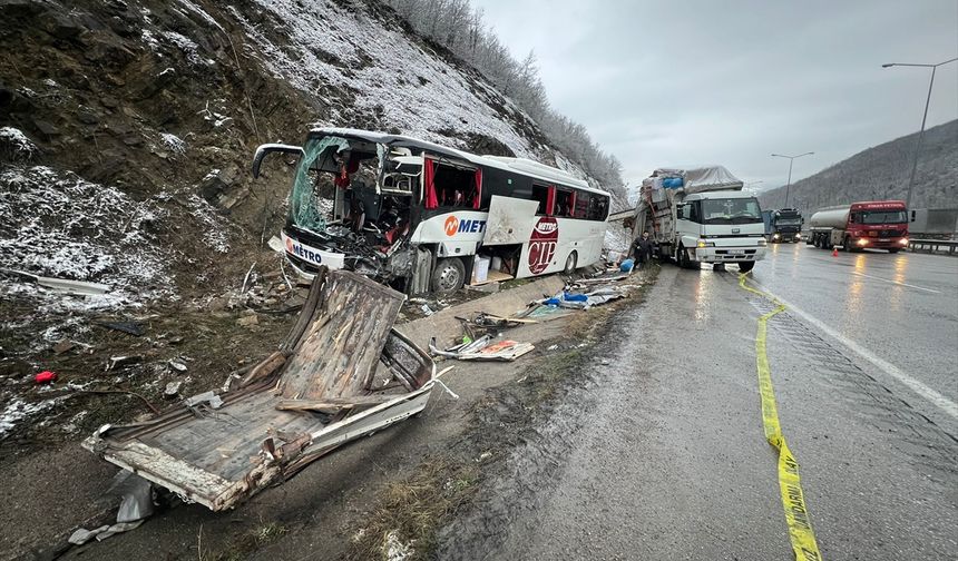 Samsun’da kamyona çarpan yolcu otobüsünün sürücüsü öldü, 16 yolcu yaralandı