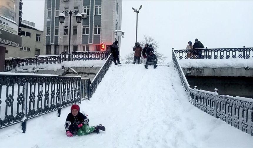 Bazı illerde kar yağışı nedeniyle yarın eğitime ara verildi