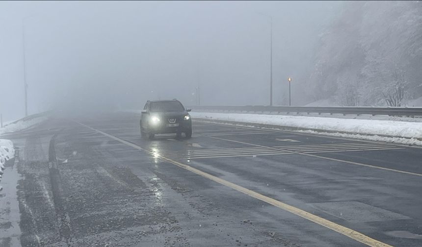 Bolu Dağı'nda kar ve sis görüş mesafesini düşürdü