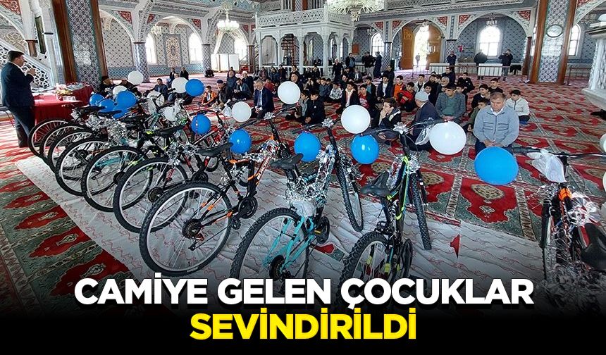 Camiye gelen çocuklar sevindirildi