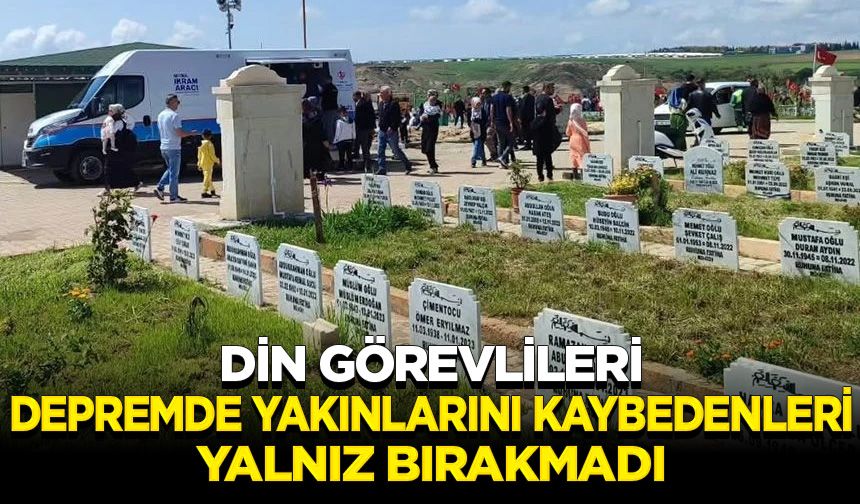 Din görevlileri, depremde yakınlarını kaybedenleri yalnız bırakmadı