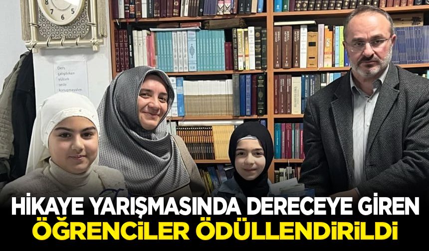 Hikaye yarışmasında dereceye giren öğrenciler ödüllendirildi