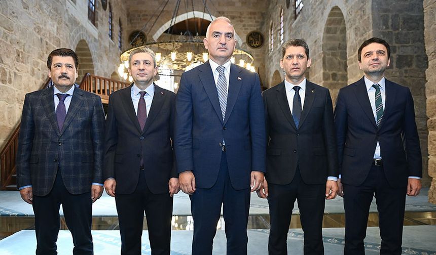 Bakan Ersoy, onarılan Şehzade Korkut Camii'nde incelemelerde bulundu