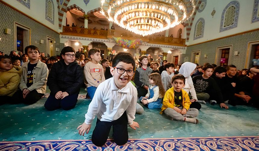 Bayrampaşa Yeşil Çimen Camii'nde çocuk şenliği düzenlendi