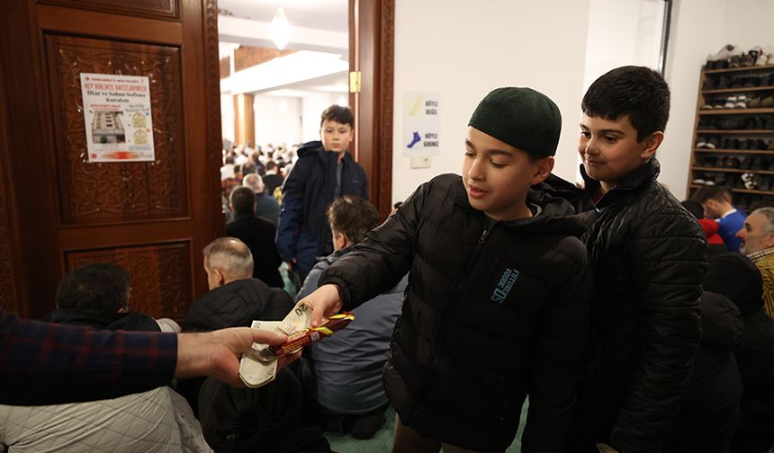 Kırklareli'nde teravih namazına gelen çocukların ayakkabılarına harçlık ve gofret bırakılıyor