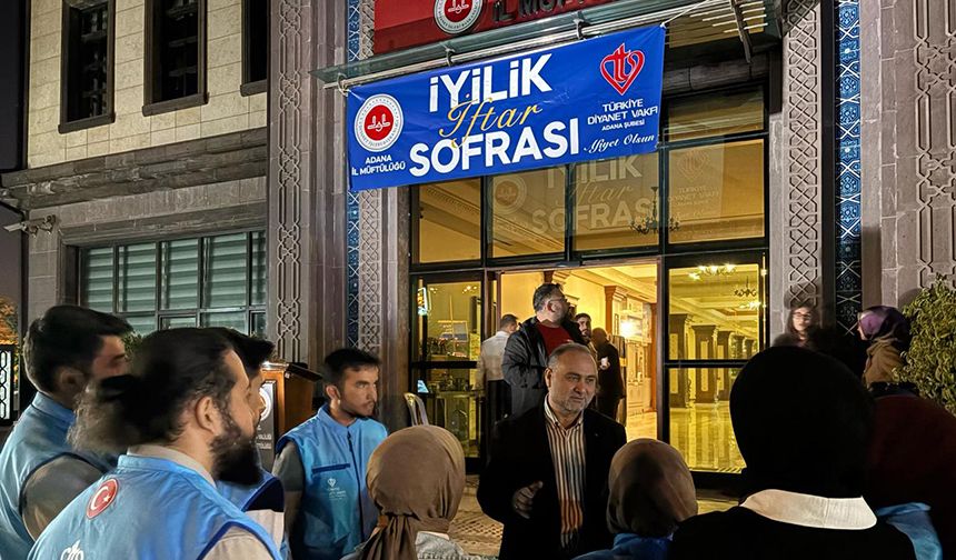 Dünya Yetimler Günü’nde Adana'da "iyilik sofrası" kuruldu