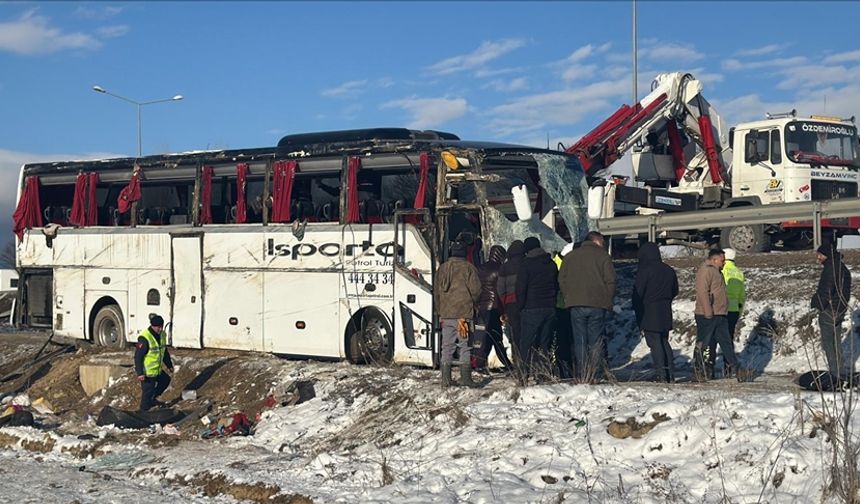 Afyonkarahisar'da yolcu otobüsü şarampole devrildi, 1 kişi öldü, 25 kişi yaralandı