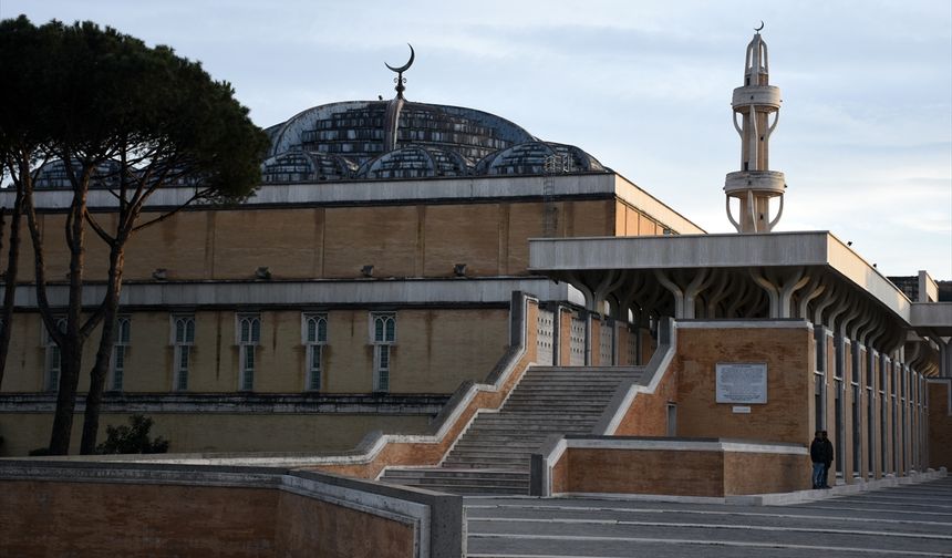 Roma Büyük Cami iftar sofralarıyla herkes için buluşma noktası
