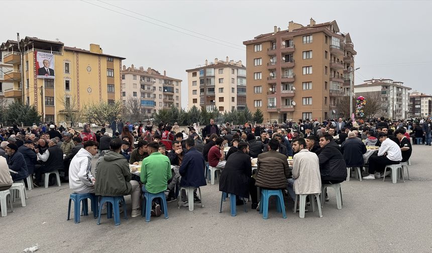 Konya'da iş insanı 6 kardeş, 16 yıldır mahalle sakinlerini iftarda buluşturuyor