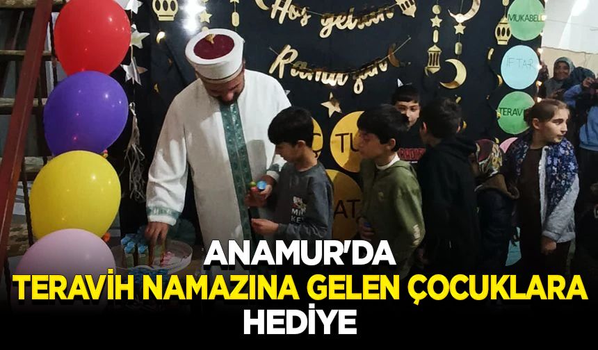 Anamur'da teravih namazına gelen çocuklara hediye