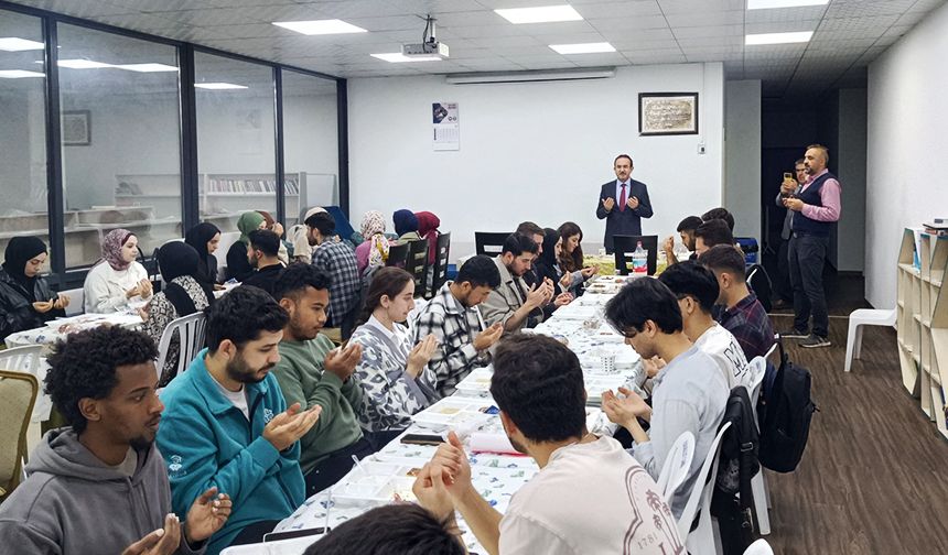 Diyanet Kitap Kahve'de gençlik iftarı düzenlendi